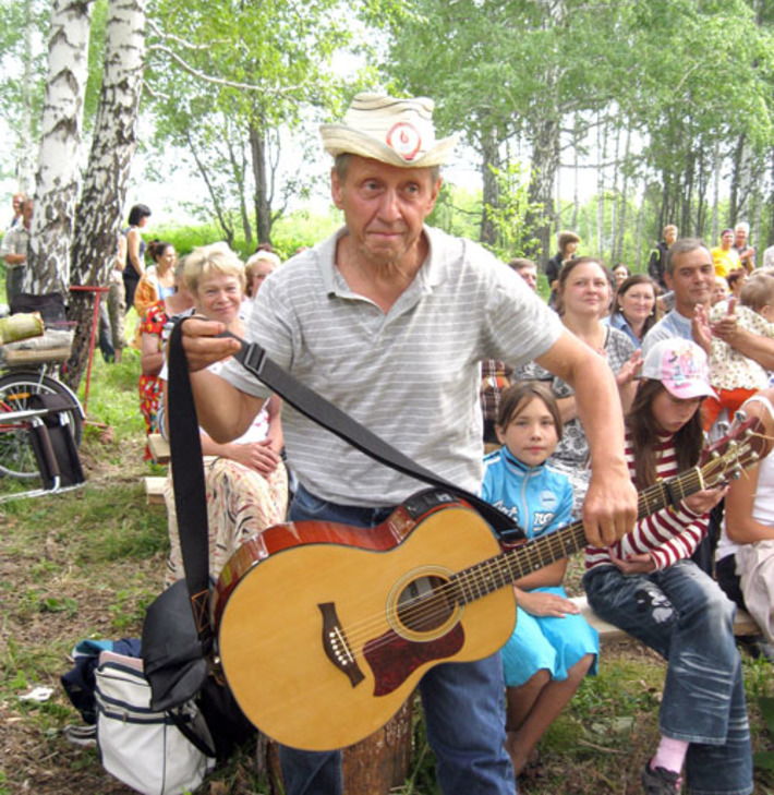 К выступлению готовится местный бард Валерий Столяров. Фото Натальи МАНТОРОВОЙ