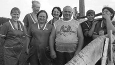 Хорошее настроение. Доярки СПХ «Ульяновское» с председателем сельхозкооператива «Ульяновское» Михаилом Моркусом. Фото Марины ЛУПЕЙКЕНЕ,