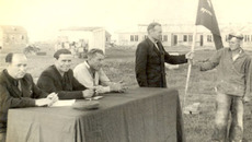 Председатель рабочкома В. Г. Зинковский вручает переходящее Красное знамя бетонщику Т. С. Боброву. Фото из архива В.Е. КВАШНИНА