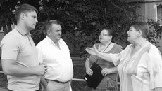 Депутаты Илья Воронов, Валерий Ильенко и представители общественности Татьяна Погосян и Тамара Шведова. Обустроим дворы вместе! Фото Марианны ДАНИЛОВОЙ