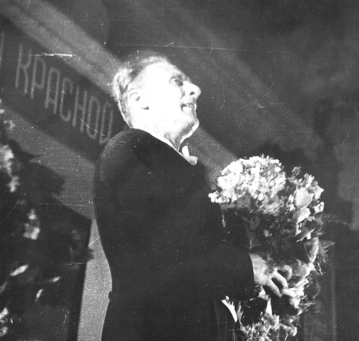 Дирижер Евгений Мравинский после исполнения Седьмой симфонии, 1942 год. Фото Бориса ШУМАКОВА (из архива редакции)