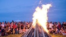 Старая традиция — песни у костра. Фото пресс-службы губернатора и правительства НСО
