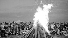 Старая традиция — песни у костра. Фото пресс-службы губернатора и правительства НСО