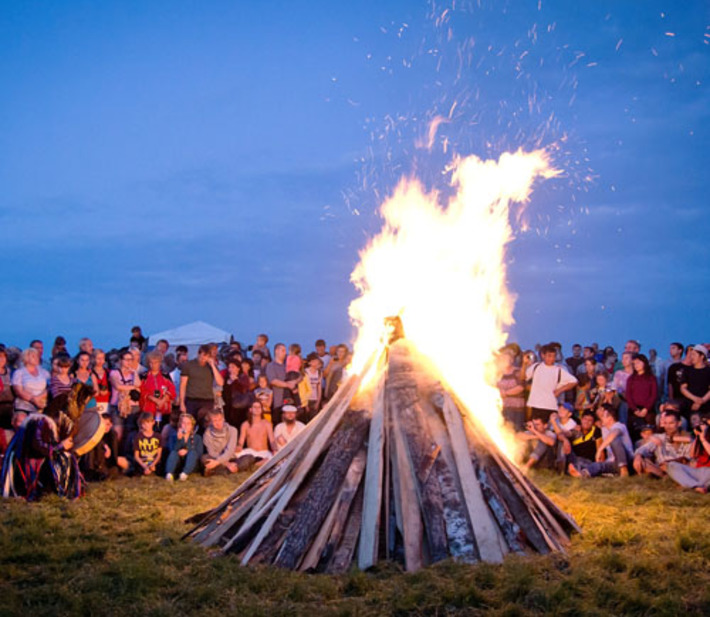 Старая традиция — песни у костра. Фото пресс-службы губернатора и правительства НСО
