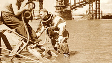 Идет строительство Коммунального (Октябрьского) моста. Фото Бориса ШУМАКОВА (из архива «Советской Сибири»)