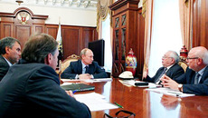 Владимир Путин встретился  с председателем Совета по развитию гражданского общества и правам человека Михаилом Федотовым, уполномоченным по правам человека  в России Владимиром Лукиным и уполномоченным по защите прав предпринимателей Борисом Титовым, чтобы обсудить законопроект. Фото пресс-службы Президента России