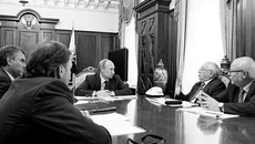 Владимир Путин встретился  с председателем Совета по развитию гражданского общества и правам человека Михаилом Федотовым, уполномоченным по правам человека  в России Владимиром Лукиным и уполномоченным по защите прав предпринимателей Борисом Титовым, чтобы обсудить законопроект. Фото пресс-службы Президента России