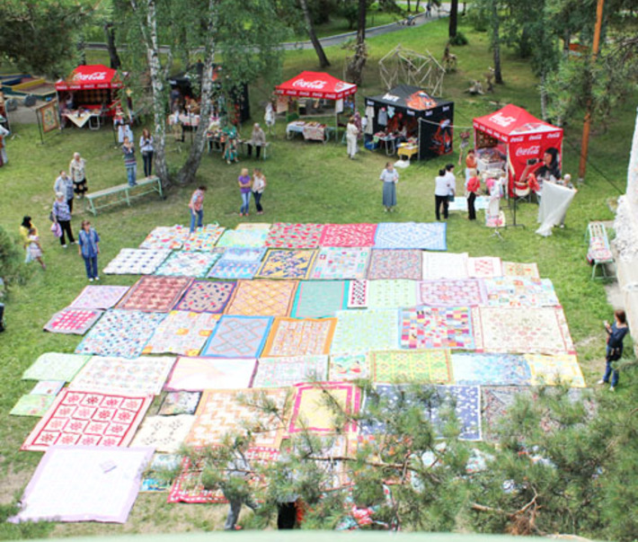С одеялом станет всем теплей. Фото предоставлено оргкомитетом фестиваля