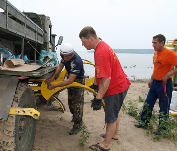 Путешественники придумали,  как проехать на машине по реке. Фото с www.offroadmaster.ru