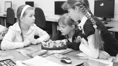Дети ищут ответы по группам, поочередно презентуют полученные результаты. Даже самые слабенькие ученики включаются в процесc. Фото Михаила ПЕРМИНА