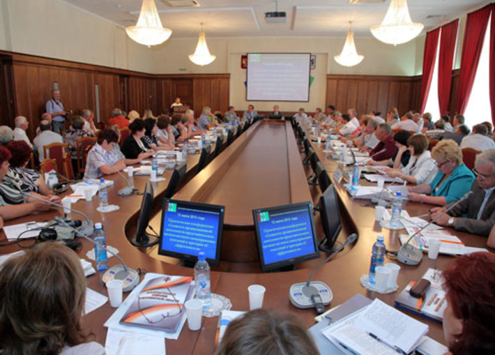 Обсудить роль местного самоуправления собрались депутаты из всех районов области. Фото Павла КОМАРОВА