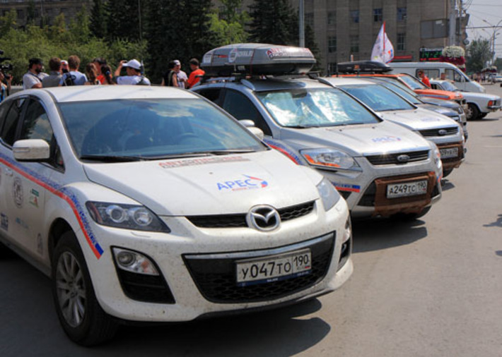 Автомобили для пробега предоставили компании стран Азиатско-Тихоокеанского сотрудничества. Фото Павла КОМАРОВА