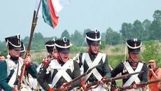 Реконструкция событий 1812 года на фестивале «Сибирский огонь»: Томский полк идет в атаку. Фото Татьяны ЯРОШКАУСКАС