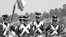 Реконструкция событий 1812 года на фестивале «Сибирский огонь»: Томский полк идет в атаку. Фото Татьяны ЯРОШКАУСКАС