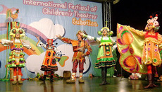 Спектакль на площади. Фото предоставлено театром  «На левом берегу»