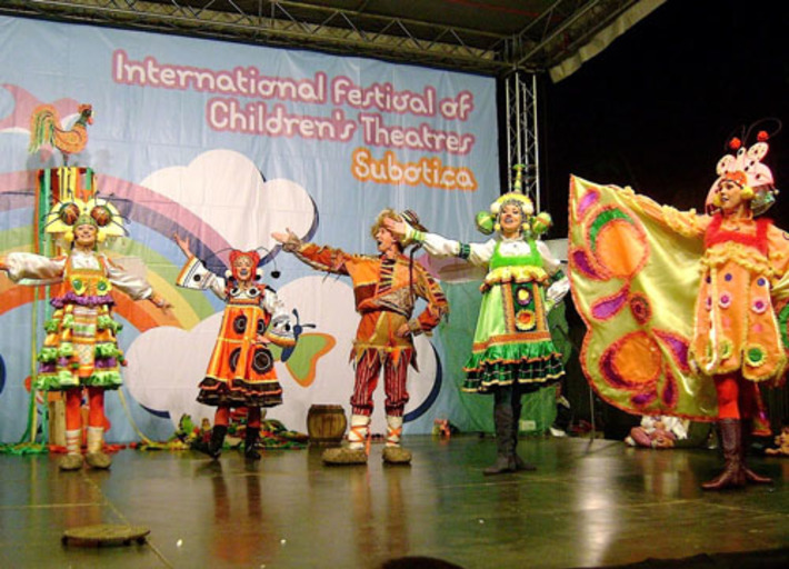 Спектакль на площади. Фото предоставлено театром  «На левом берегу»