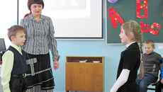Занятия с детьми проводит Лариса Рассказова — руководитель проекта по инклюзивному образованию гимназии № 1 г. Карасука. Фото из архива гимназии