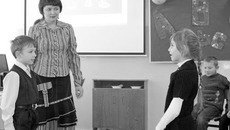 Занятия с детьми проводит Лариса Рассказова — руководитель проекта по инклюзивному образованию гимназии № 1 г. Карасука. Фото из архива гимназии