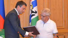 Владимира Бокова с 85-летием поздравил Кирилл Колончин. Фото предоставленно пресс-службой губернатора и правительства НСО