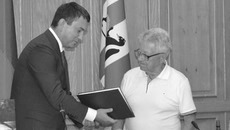 Владимира Бокова с 85-летием поздравил Кирилл Колончин. Фото предоставленно пресс-службой губернатора и правительства НСО