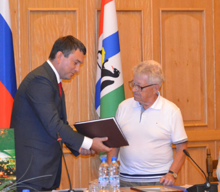 Владимира Бокова с 85-летием поздравил Кирилл Колончин. Фото предоставленно пресс-службой губернатора и правительства НСО