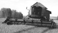 Никогда так рано в области не начиналась жатва озимых. Фото Сергея ДЯТЛОВА