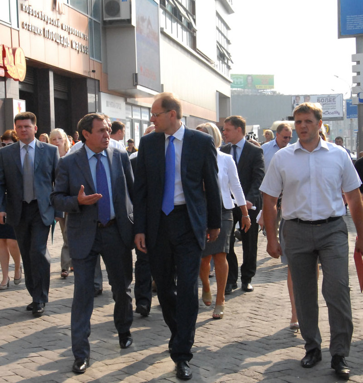 Губернатор и мэр намерены разобраться с долгостроями на площади Маркса. Фото Михаила ПЕРМИНА