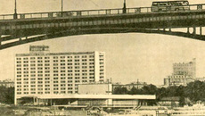 Новосибирский речной вокзал сооружался по проекту архитекторов А. Воловика, Ю. Захарова и М. Пирогова и своей легкостью, формами, выразительностью линий ассоциировался  с лайнером. Фото из архива редакции