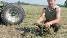 Механизатор хозяйства «Верный путь» Геннадий Головач на заготовке сена. Фото Марины ЛУПЕЙКЕНЕ