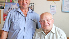 Василий Андреевич Барков (справа) с коллегой и добрым товарищем Геннадием Васильевичем Ануфриевым. Фото Елены КОСТИНОЙ