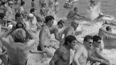 Старт массового заплыва на одну морскую милю. Фото Аркадия УВАРОВА