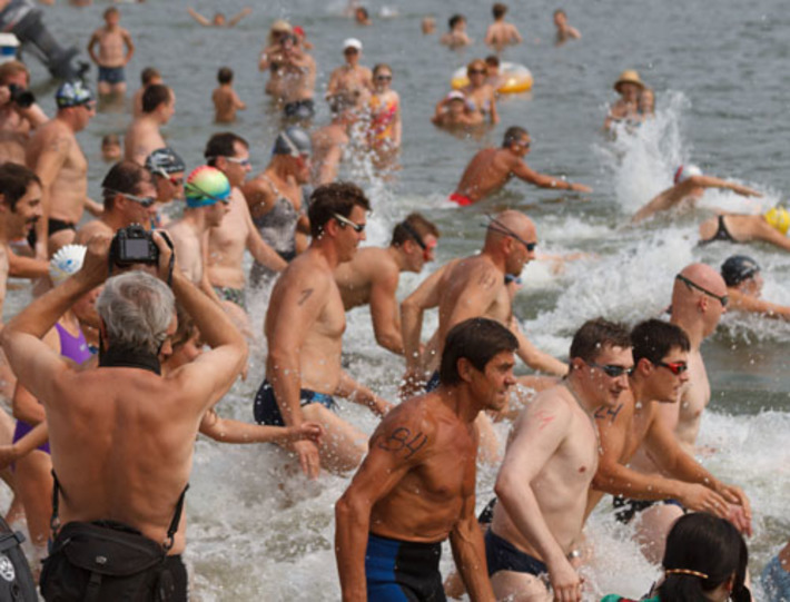 Старт массового заплыва на одну морскую милю. Фото Аркадия УВАРОВА