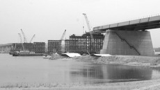 Мост вошел в русло Оби. Фото Михаила ПЕРМИНА
