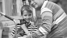 Дмитрий Белан с сыном Данилой. Фото Юрия КОЛЬМАЯ