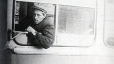 Сергей Явнов за баранкой своего первого троллейбуса. Фото предоставлено Центром устной истории музея города Новосибирска