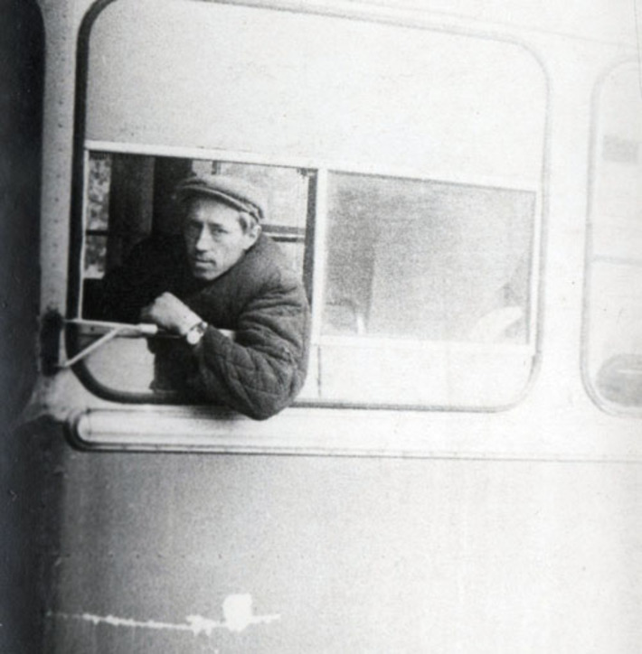 Сергей Явнов за баранкой своего первого троллейбуса. Фото предоставлено Центром устной истории музея города Новосибирска