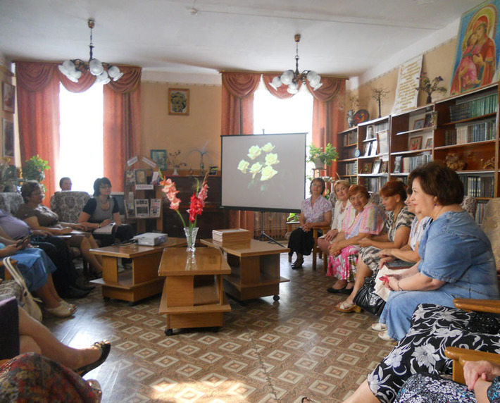 В Литературной гостиной.