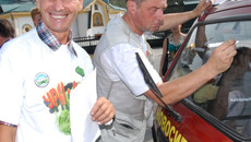 Последние приготовления,  фото на память —  и в путь. Фото Михаила ПЕРМИНА