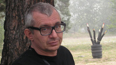 Координатор проекта Сергей Самойленко за неделю всласть наработался пилой и топором. Фото Татьяны ШИПИЛОВОЙ