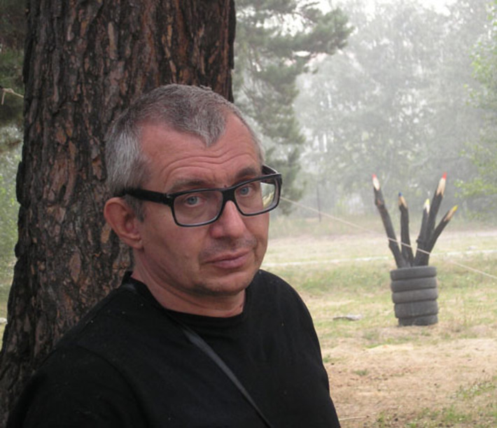 Координатор проекта Сергей Самойленко за неделю всласть наработался пилой и топором. Фото Татьяны ШИПИЛОВОЙ