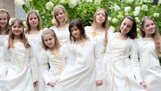 На концерте зрители добрые, утверждают участницы ансамбля «Апельсинчик», выступать на конкурсе сложнее. Фото из архива ансамбля