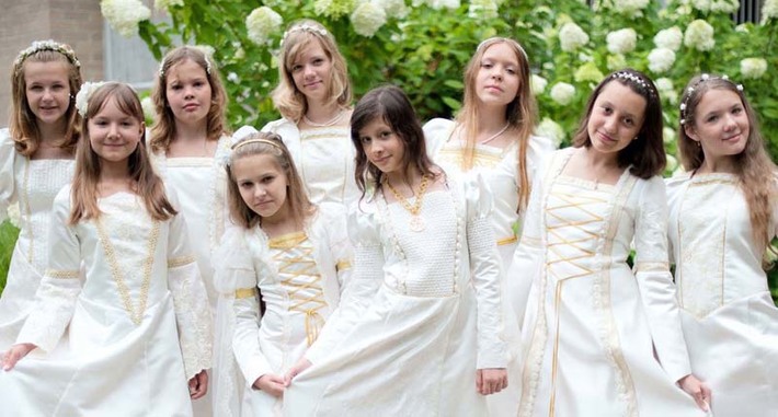 На концерте зрители добрые, утверждают участницы ансамбля «Апельсинчик», выступать на конкурсе сложнее. Фото из архива ансамбля