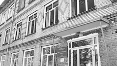 Подрядчик привлек дополнительные силы, чтобы уложиться в срок ремонта. Фото Ирины ДОЛЖЕНКО