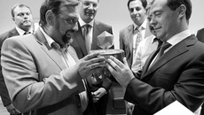 Директор по науке новосибирской компании «Унискан» Андрей Брызгалов подарил Премьер-министру Дмитрию Медведеву сувенир, который можно преобразовать в икосаэдр. Фото с сайта Правительства РФ