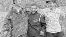 Бойцы сенокоса — Владимир Мурзин, Валентин Чепрасов и Владимир Ольбершев. Фото Зои ТЮРИНОЙ