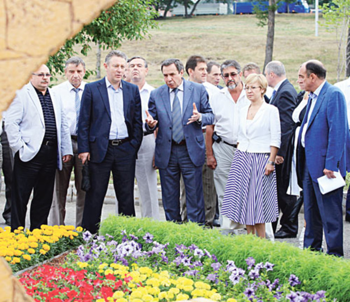 Мэр подчеркнул, что новинки, которые были продемонстрированы на фестивале, воплотятся в будущих  проектах городского ландшафтного дизайна. Фото предоставлено пресс-службой мэрии