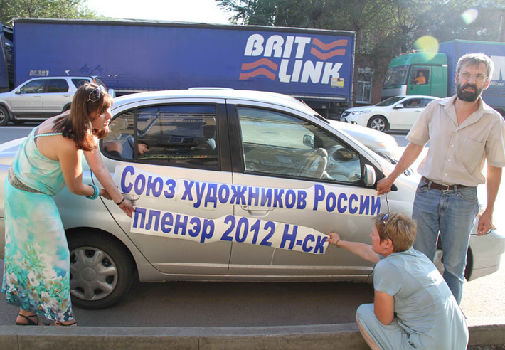 Художники выехали на акцию на пяти машинах. Фото пресс-службы министерства культуры НСО