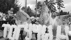 Начинается праздничный парад. Фото Юрия БЕЛОУСОВА