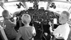 И стар и млад были рады потрогать  и обследовать изнутри боевую технику. Фото Аркадия УВАРОВА