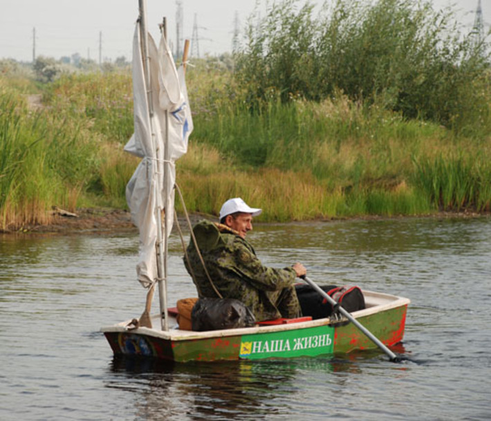 Юрий Ткаченко во время путешествия на парусном швертботе по реке Карасук. Фото Любови ЯЛЫШЕВОЙ